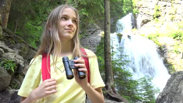Dívka Pomocí Binokuláru Vodopádu Horách Dítě Turistika Kempu Alpské Stezky — Stock video