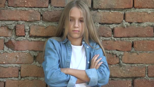 Droevig Kind Ongelukkig Kind Bedachtzaam Gepest Tiener Meisje Buiten Het — Stockvideo
