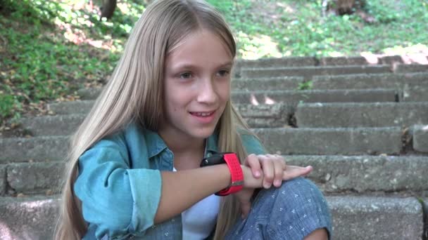 Rozmowa Dziecka Smartwatch Park Dzieciak Korzystający Smartfona Dziewczyna Bawiąca Się — Wideo stockowe
