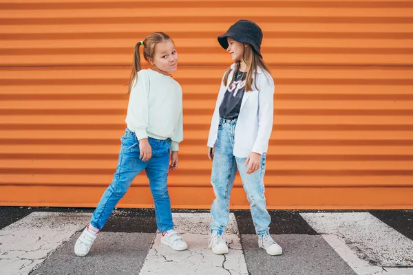 Küçük Kız Kardeş Çocuk Kıyafetleri Giymiş Moda Kıyafetleri Giyip Turuncu — Stok fotoğraf