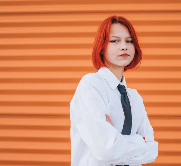 Beyaz Okul Tişörtü Kravatıyla Boyalı Kırmızı Saçlı Parlak Bir Genç — Stok fotoğraf