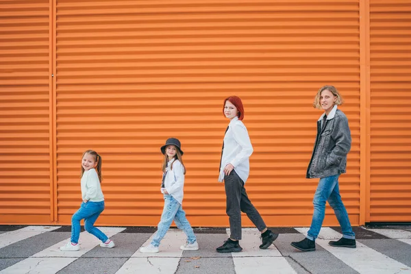 Módně Oblečené Kvarteto Malých Dětí Dospívajících Sester Bratrů Přecházejících Chodník — Stock fotografie
