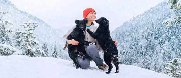 Açık Havada Karlı Bir Dağda Iki Köpeğini Gezdiren Kalın Elbiseli — Stok fotoğraf