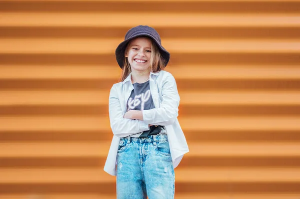 Malá Módní Dívka Portrét Upřímně Usmívá Zatímco Dívá Kameru Pozadí — Stock fotografie