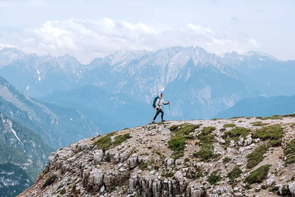 Small Woman Trekker Silhouette Backpack Huge Picturesque Dolomite Alps Background — ストック写真