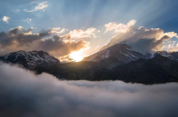 Kasbek 5054M Berg Mit Sonnenuntergangslicht Über Den Fließenden Tief Hängenden — Stockfoto