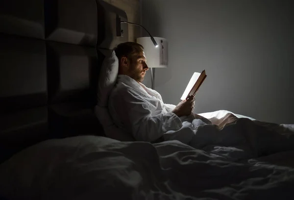 Kaukasischer Mann Mittleren Alters Entspannt Bett Und Liest Bestseller Buch — Stockfoto