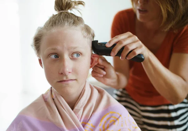 Mother Trimming Her Son Hairs Making Modern Hairstyle Using Electric — Stock Photo, Image
