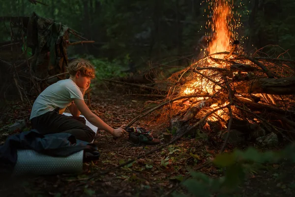 Młody Biały Nastolatek Dodający Suche Drewno Wielkiego Ogniska Wieczorem Camping — Zdjęcie stockowe