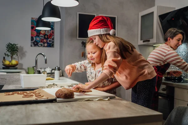 Bambine Ridenti Con Cappello Rosso Babbo Natale Impastano Pasta Pan — Foto Stock