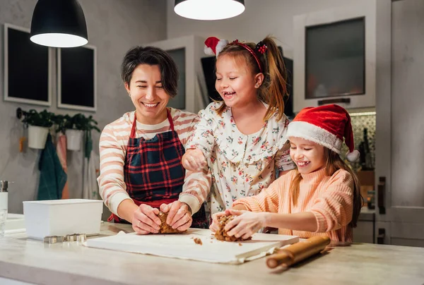 Skrattande Små Flickor Röd Tomte Hatt Med Mamma Knåda Julpepparkaksdeg — Stockfoto