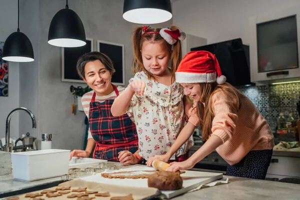 Lachende Kleine Meisjes Rode Kerstmuts Met Moeder Kneden Kerst Peperkoek — Stockfoto