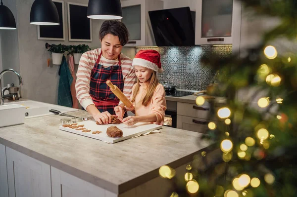 Nettes Kleines Mädchen Roter Weihnachtsmütze Mit Mutter Die Mit Nudelholz — Stockfoto