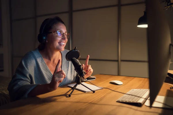 Mosolygó Középkorú Fülhallgatóban Beszél Valakivel Aki Mikrofonnal Beszélget Popszűrővel Asztali — Stock Fotó