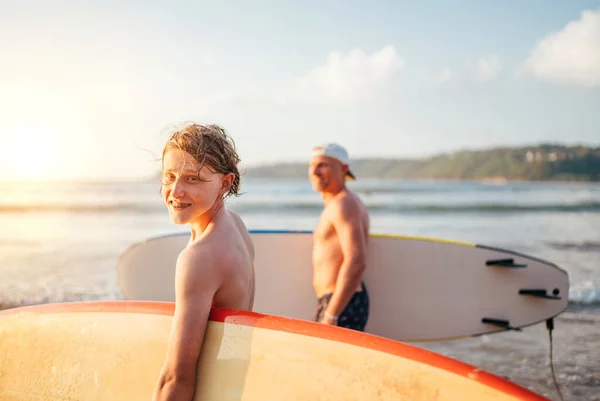Посмішка Підлітка Серфінгом Відправляється Море Серфінгу Він Проводить Зимову Відпустку — стокове фото