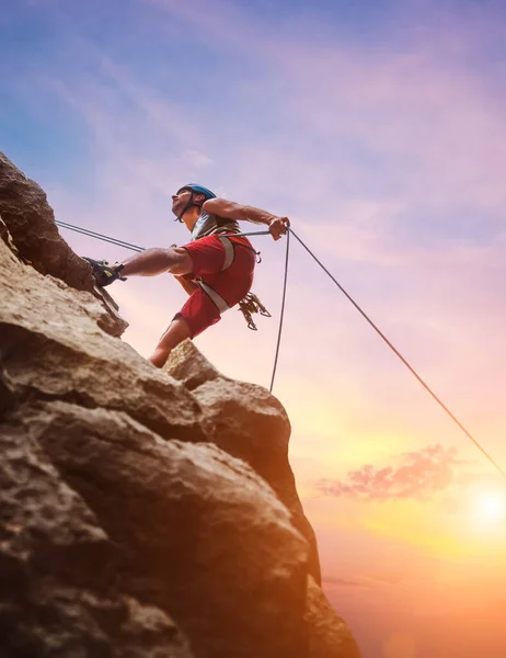 Muskulöser Bergsteiger Mit Schutzhelm Der Sich Abendhimmel Mit Seil Und — Stockfoto