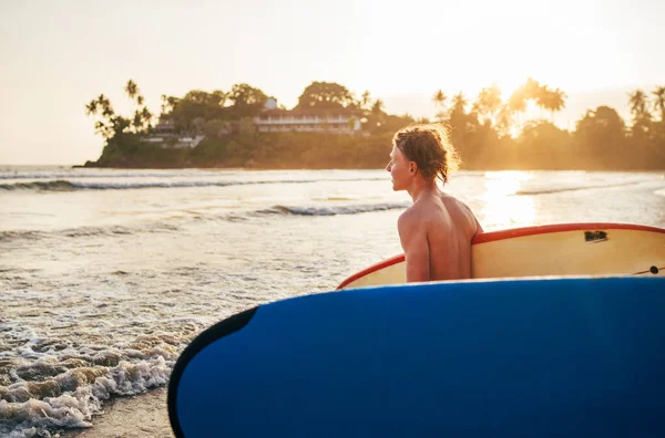 Joven Adolescente Con Tabla Surf Viejo Mar Para Surf Disfruta — Foto de Stock