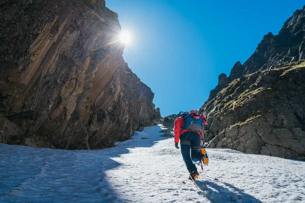 Équipe Cordage Femme Habillée Vêtements Alpinisme Haute Altitude Harnais Escalade — Photo