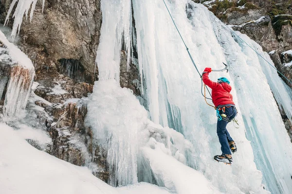 Ледяной Альпинист Одетый Теплую Зимнюю Одежду Скалолазания Ремни Безопасности Шлем — стоковое фото