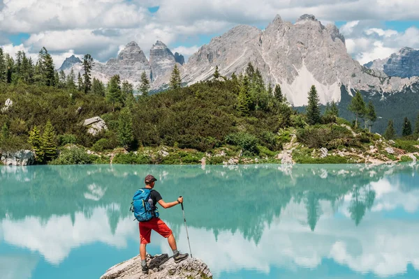 背包客 背包客在意大利的白云石山上散步 享受绿松石Lago Sorapiss的海拔1 925米 山地湖 的景色 积极参加大自然活动的人的概念 — 图库照片
