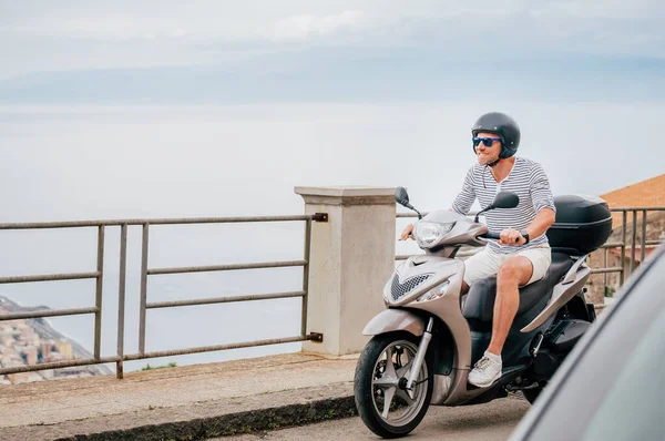 Homem Alegremente Sorridente Capacete Óculos Sol Rápido Montando Moto Scooter — Fotografia de Stock