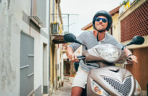 Pria Tersenyum Ceria Dengan Helm Dan Kacamata Hitam Mengendarai Skuter — Stok Foto