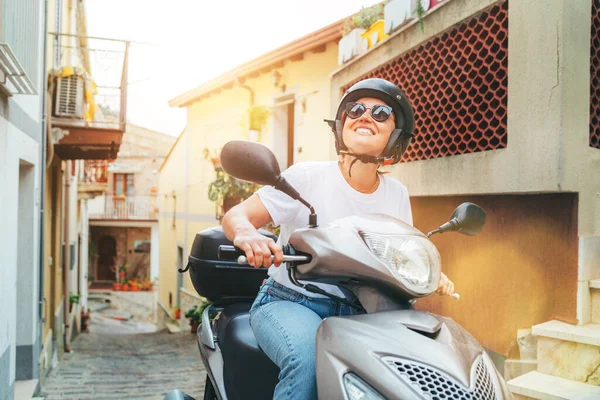 Mulher Alegremente Sorridente Capacete Óculos Sol Rápido Montando Moto Scooter — Fotografia de Stock
