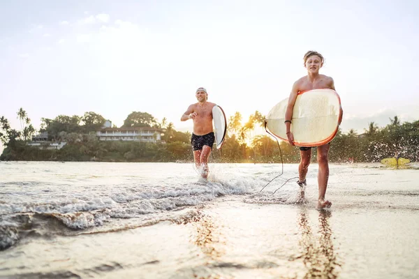 Young Teen Boy Surfboard Walking His Father Ocean Sandy Beach — Foto de Stock