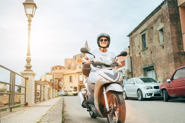Vidáman Mosolygó Sisakban Napszemüvegben Száguld Moto Robogón Szicíliai Óvárosi Utcákon — Stock Fotó