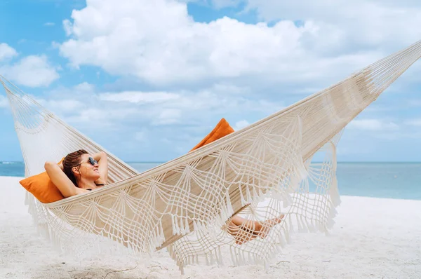 Young Woman Relaxing Wicker Hammock Sandy Beach Mauritius Coast Enjoying — Stock fotografie