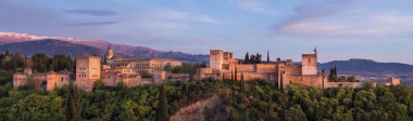 Alhambra, Granada, Endülüs, İspanya 'da Sierra Nevada karlı dağları olan ortaçağ sarayı ve kale kompleksi. Nasrid Krallığının ya da Granada Emirliğinin başkenti olarak bilinir. Panoramik günbatımı saati