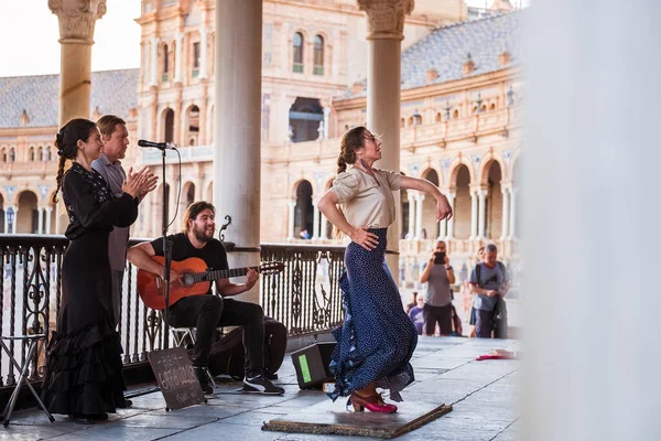 Sevilla Spanje April 2023 Flamencodanseres Begeleid Door Straatmuzikanten Gitaristen Plaza — Stockfoto