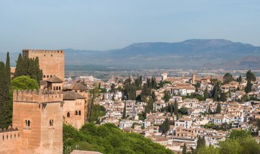 Albacin eski şehir çatıları Genelkurmay 'ın bahçeleri, Alhambra kalesi, Endülüs, İspanya' nın üst manzarası. Geniş açı panoramik yüksek çözünürlüklü fotoğraf.