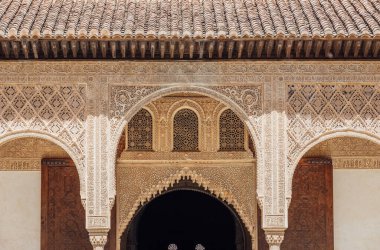  İspanya 'nın Endülüs Sarayı Alhambra' daki Myrtles Sarayı 'ndaki portico' nun mermer başkentleri ve sıva süslemesi. Doğu tarzında büyüleyici bir dekorasyon..