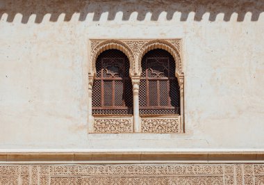  Meksika 'daki Patio del Cuarto Dorado' da Comares Palace Alhambra, Endülüs 'te iki pencerede mermer ve sıva süslemesi. Doğu tarzında büyüleyici oyulmuş süsleme.