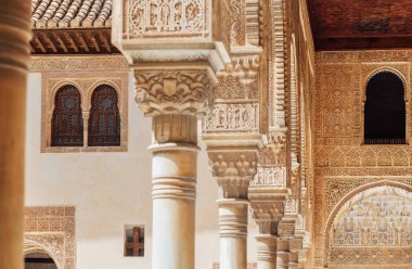  İspanya 'nın Endülüs Sarayı Alhambra' daki Myrtles Sarayı 'ndaki portico' nun mermer başkentleri ve sıva süslemesi. Doğu tarzında büyüleyici bir dekorasyon..