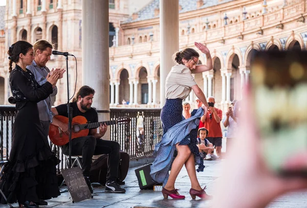 Sevilha Espanha Abril 2023 Mulher Dançarina Flamenca Acompanhada Por Guitarristas — Fotografia de Stock