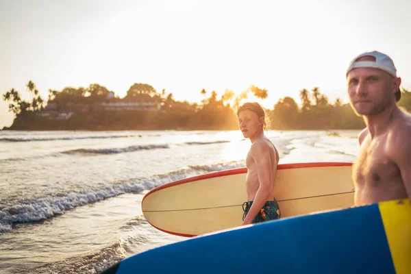 Tiener Jongen Met Een Surfplank Gaat Naar Zee Surfen Hij — Stockfoto