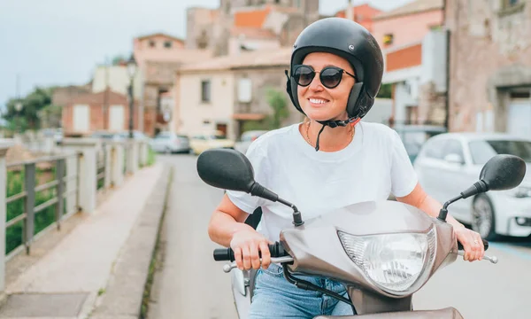 Cheerfully Smiling Woman Helmet Sunglasses Fast Riding Moto Scooter Sicilian — Photo