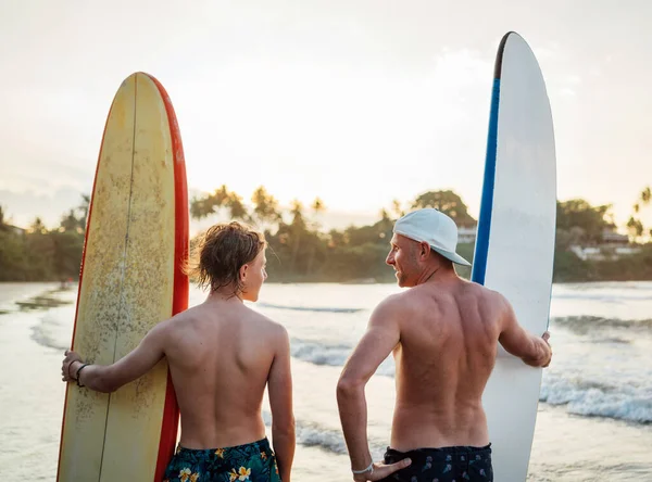 Vater Und Teenager Sohn Stehen Mit Surfbrettern Sandstrand Mit Palmen — Stockfoto
