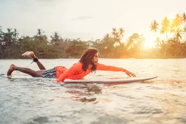 Svart Långhårig Man Paddlar Lång Surfbräda Till Surfplatsen Indiska Oceanen — Stockfoto