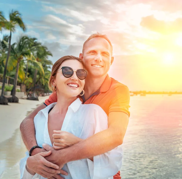 Couple Love Hugging Sandy Exotic Beach While Have Evening Walk — Foto Stock