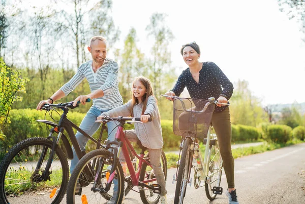 Lächelnder Vater Und Mutter Mit Tochter Beim Sommerlichen Radeln Freien — Stockfoto