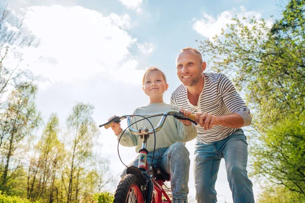 Улыбающийся Отец Учит Свою Дочь Ездить Велосипеде Наслаждаются Общением Летнем — стоковое фото