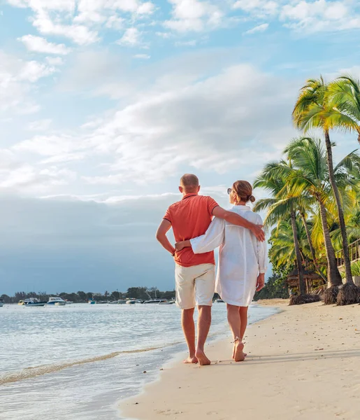 Couple Love Hugging While Walking Sandy Exotic Beach Have Evening — Foto Stock
