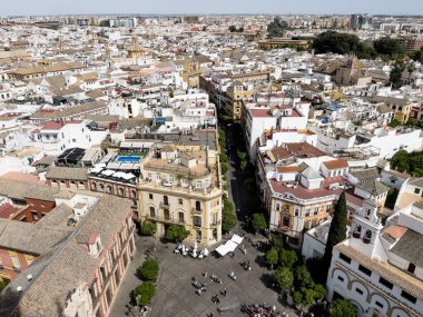 La Giralda çan kulesinden Sevilla Katedrali, Endülüs, Güney İspanya 'daki tarihi Sevilla şehir merkezine havadan görüntü.