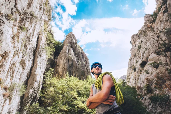 Retrato Homem Alpinista Sorridente Capacete Protetor Óculos Sol Com Corda — Fotografia de Stock