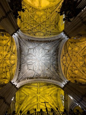 Sevilla Katedrali 'nin içinde, Sevilla, Endülüs, İspanya' da geniş açılı alçı dekorasyonla ilgili inanılmaz detaylar var..
