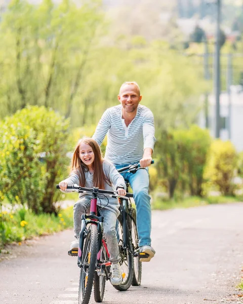 Retratos Pai Sorridente Com Filha Durante Verão Andar Bicicleta Livre — Fotografia de Stock