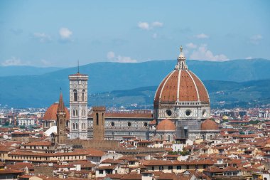 Büyük Brunelleschi kubbesi ve Giotto 'nun çan kulesi ile Santa Maria del Fiore eski Floransa sokaklarında kayboldu. Piazzale Michelangelo, Toscana, İtalya 'dan gündüz görüşü.